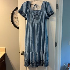 Old Navy Denim dress with embroidery and pockets size XL